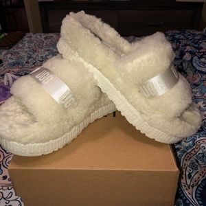 UGG FLUFFITA SLIDES